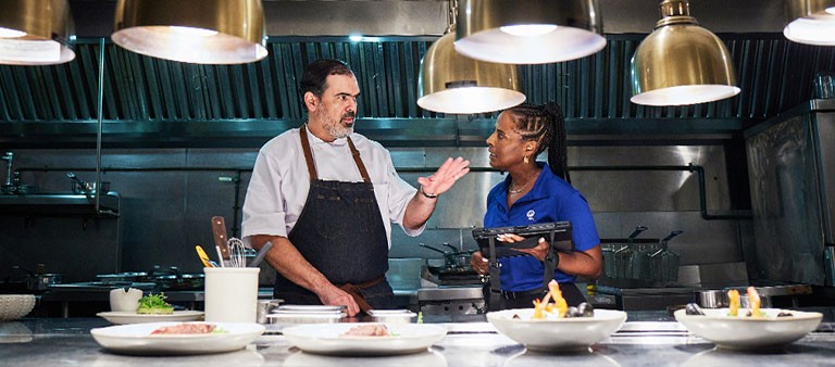 a business energy manager speaking with a chef