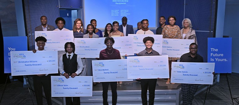Los 10 beneficiarios de la 2022 Beca NextEra Energy para estudiantes negros en el SECME sosteniendo sus cheques