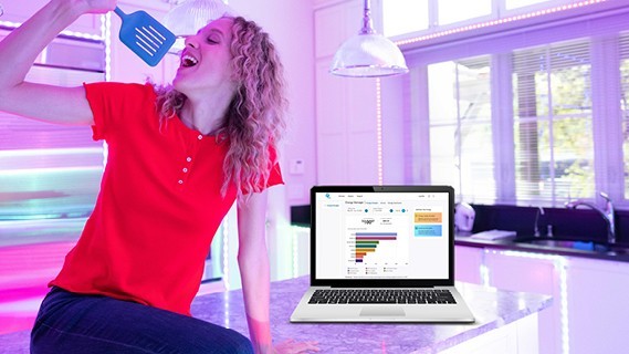 Una mujer que usa una espátula como micrófono con su computadora portátil abierta que muestra el administrador de energía